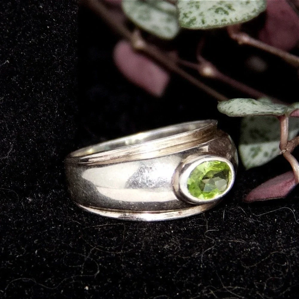 VTG Sterling Silver Peridot Oval Bezel Wide Band Ring Size 8 August Birthstone